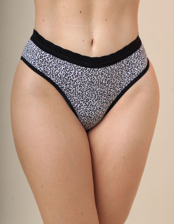 Calcinha com renda estampada.